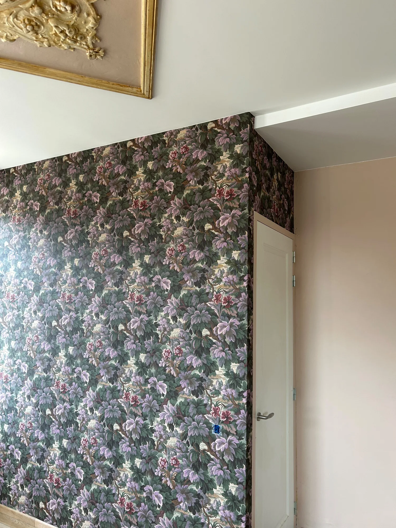 Bloemenbehang in een hoek met schilderijlijst