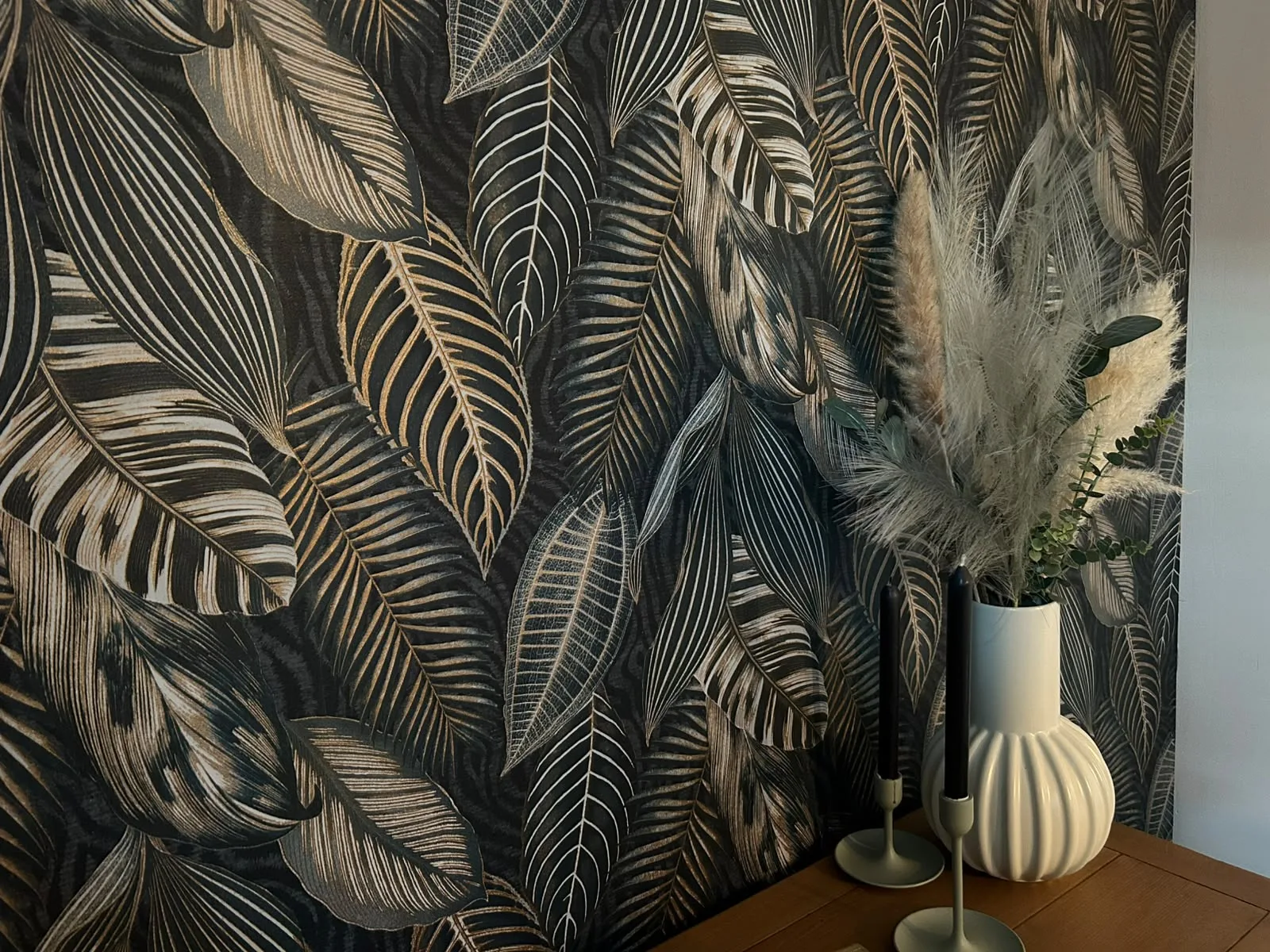 Donker botanisch behang in een woonkamer in Venlo