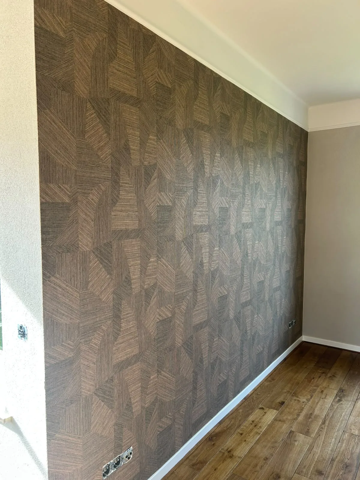 Donker houtlook behang in een woonkamer