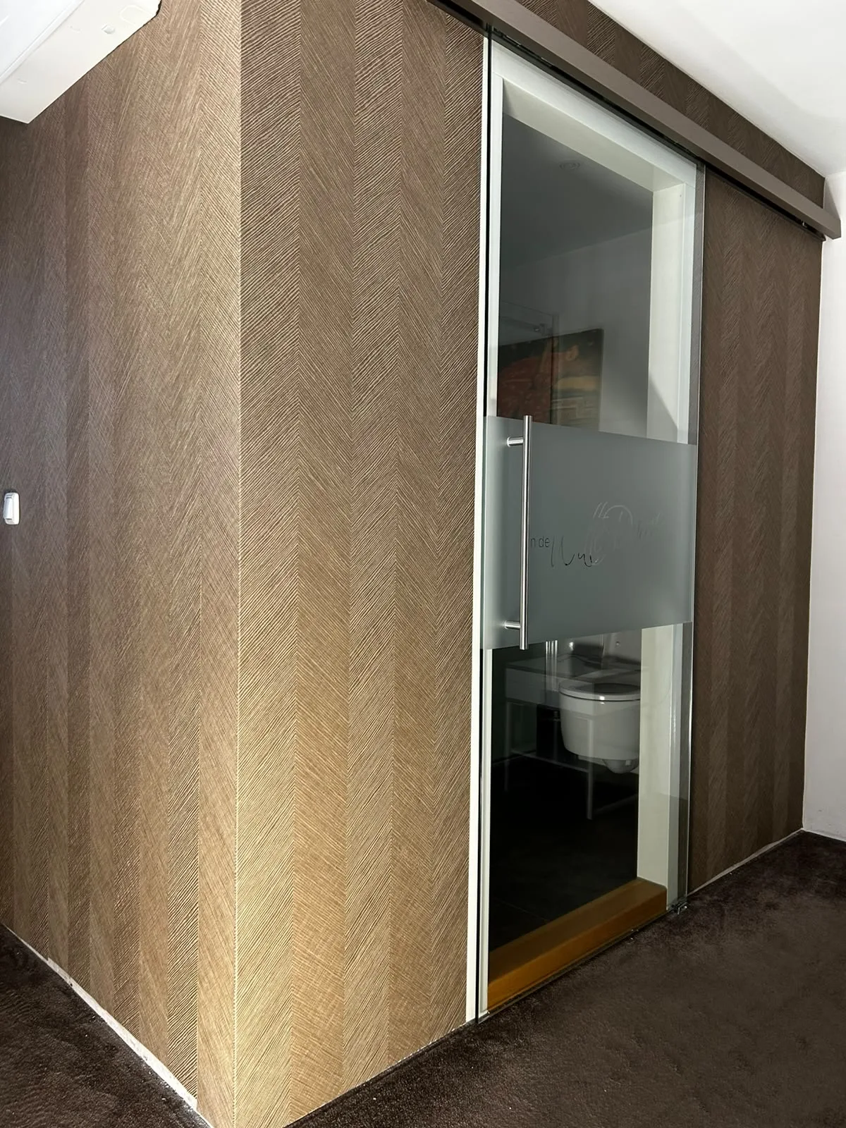 Houtlook behang bij een schuifdeur in de badkamer
