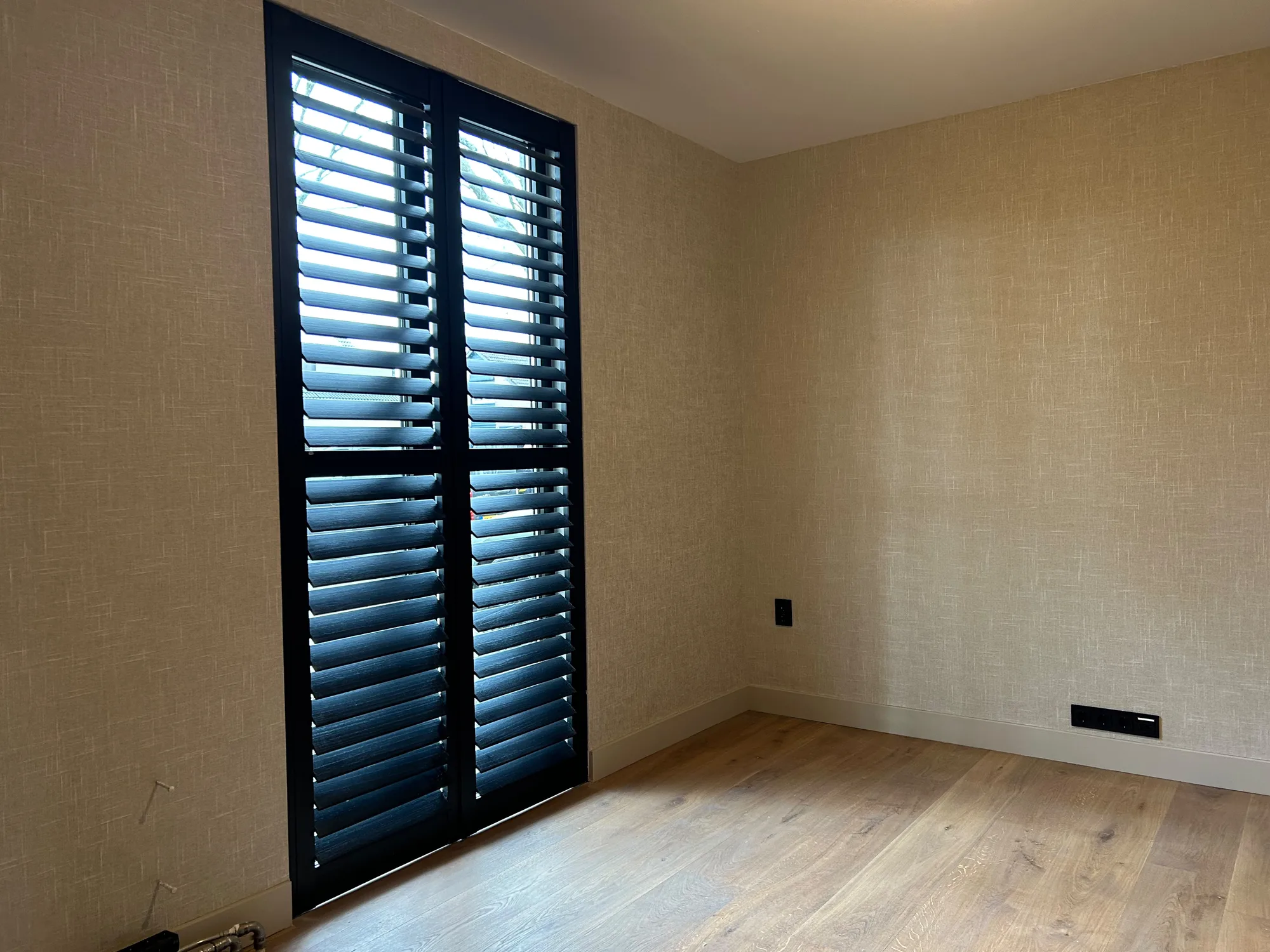 Linnenstructuur behang met houten shutters