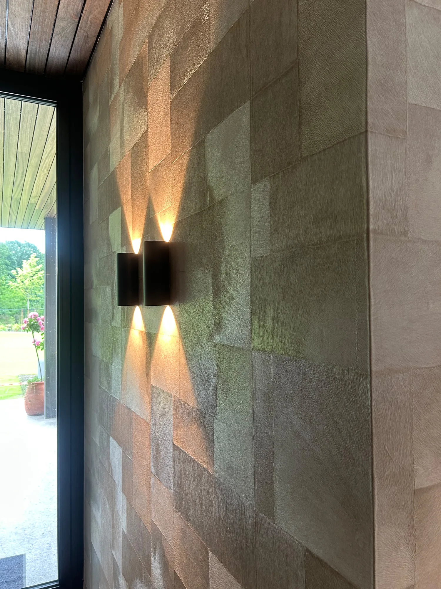 Tegellook behang in een buitenverblijf met wandlamp